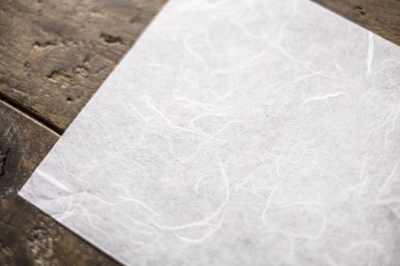 手漉き紙と機械漉き紙、違いを解説